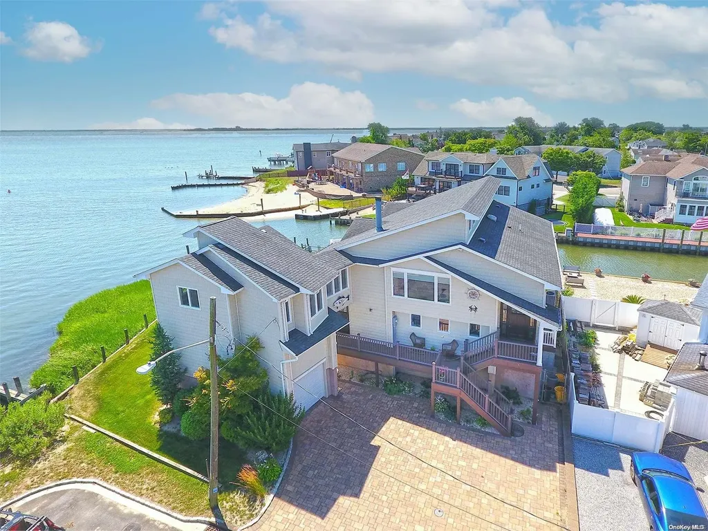 28 Harbor Place Massapequa NY 11758