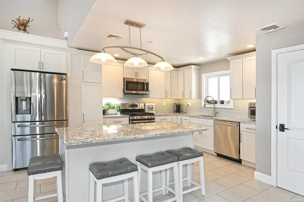 28 Harbor Place Massapequa NY 11758