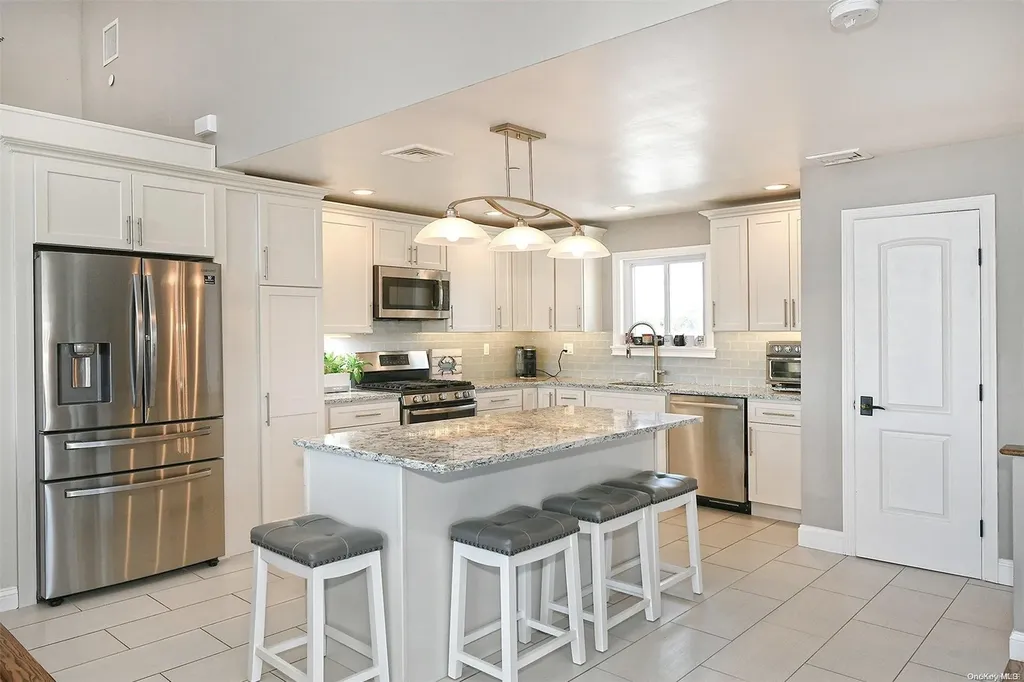 28 Harbor Place Massapequa NY 11758