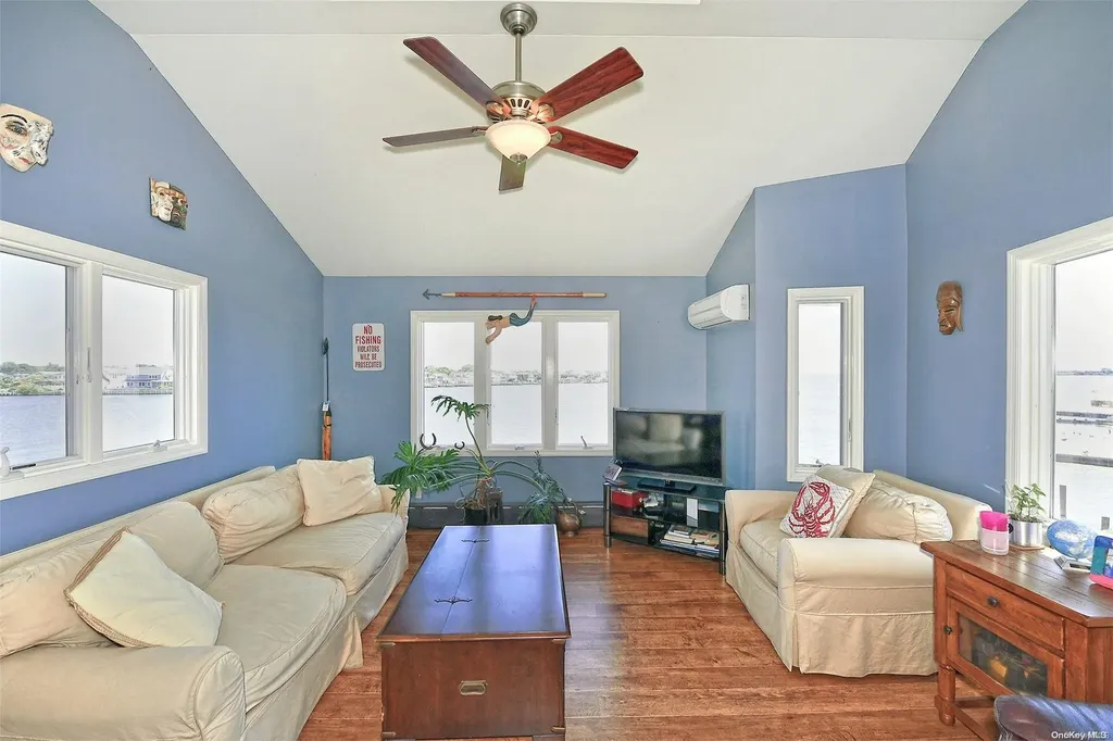 28 Harbor Place Massapequa NY 11758