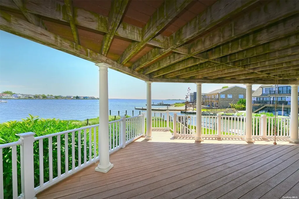 28 Harbor Place Massapequa NY 11758