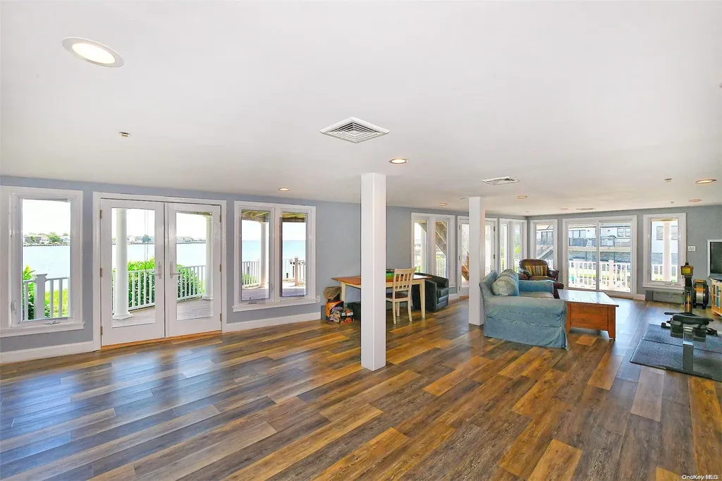 28 Harbor Place Massapequa NY 11758