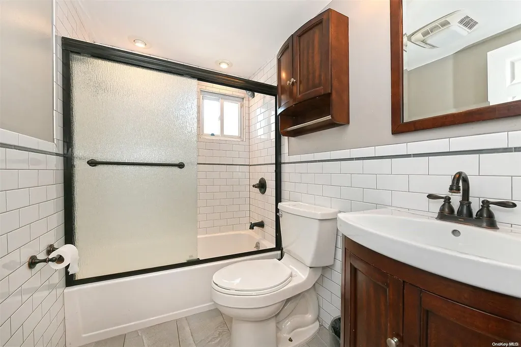28 Harbor Place Massapequa NY 11758