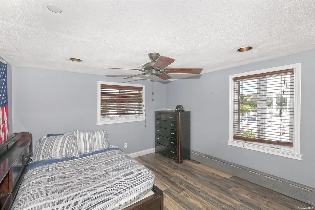 28 Harbor Place Massapequa NY 11758
