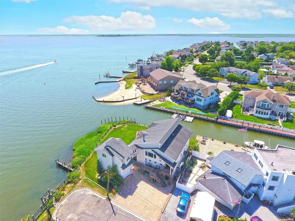 28 Harbor Place Massapequa NY 11758