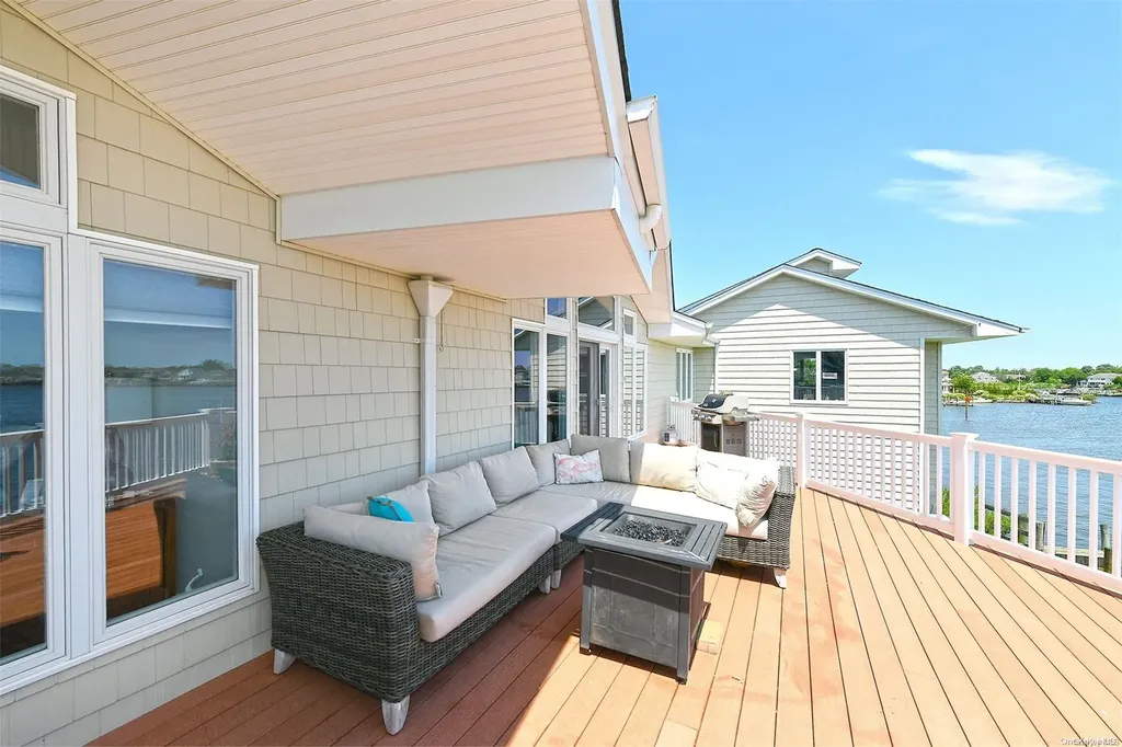 28 Harbor Place Massapequa NY 11758