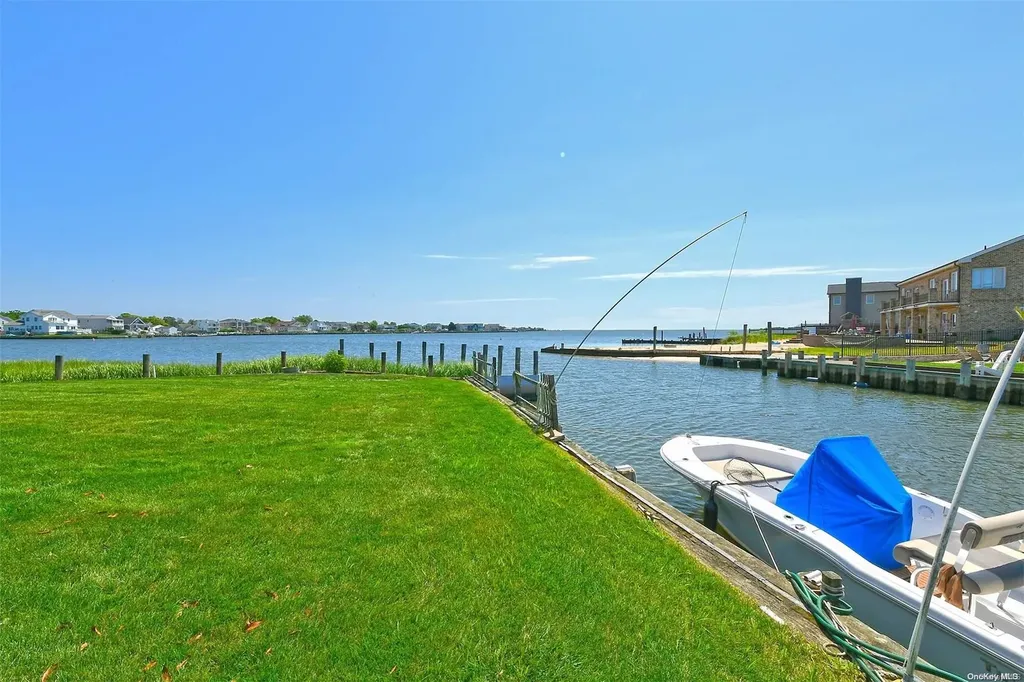 28 Harbor Place Massapequa NY 11758