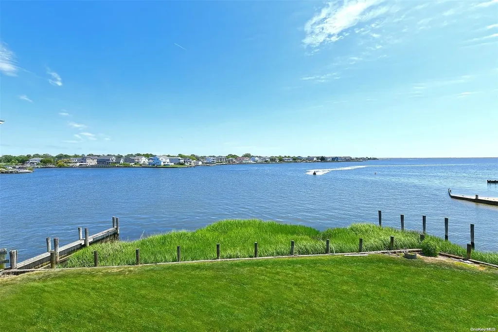28 Harbor Place Massapequa NY 11758