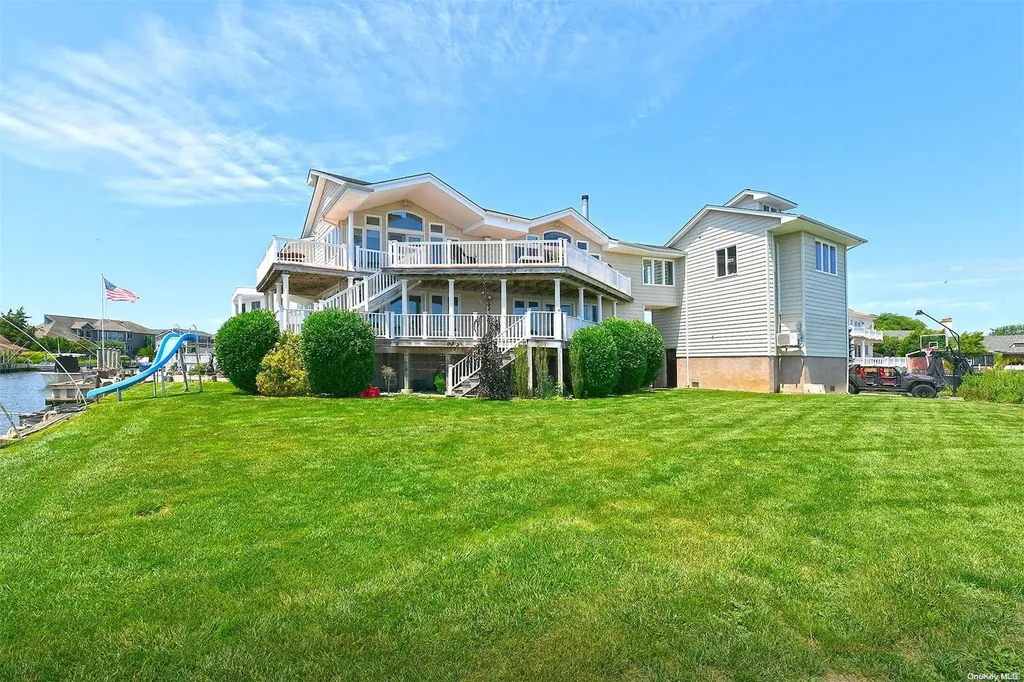28 Harbor Place Massapequa NY 11758