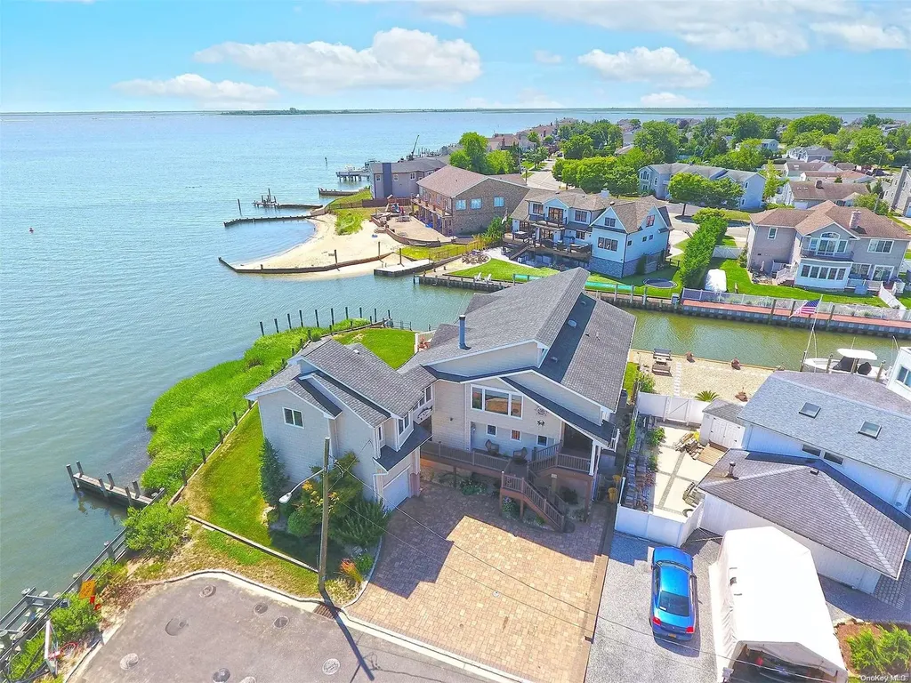 28 Harbor Place Massapequa NY 11758