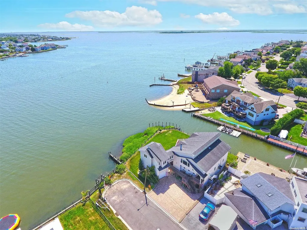 28 Harbor Place Massapequa NY 11758