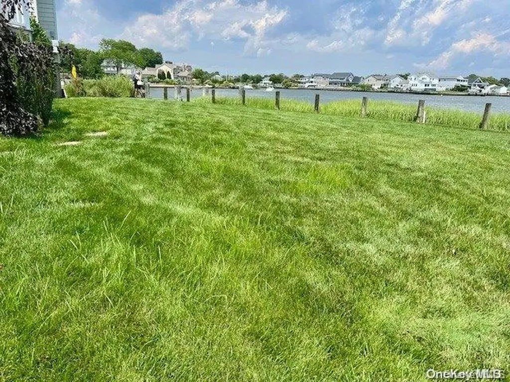 28 Harbor Place Massapequa NY 11758