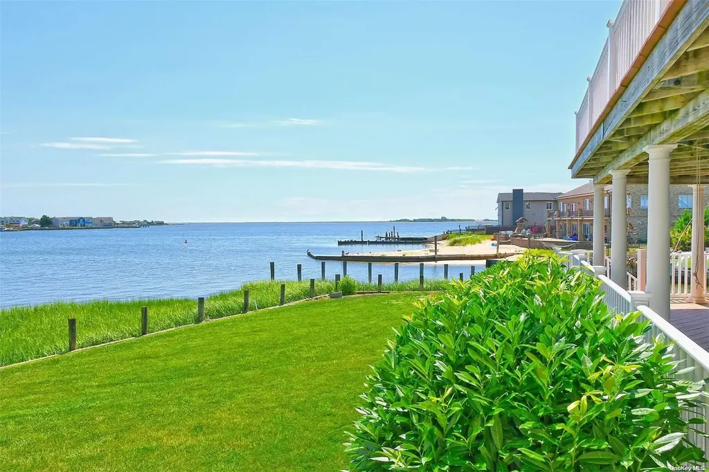28 Harbor Place Massapequa NY 11758