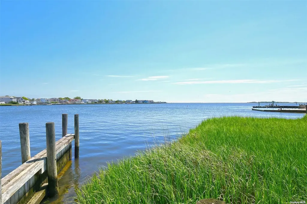 28 Harbor Place Massapequa NY 11758