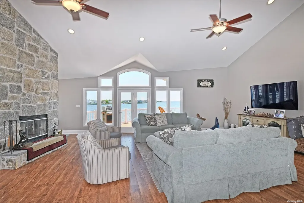 28 Harbor Place Massapequa NY 11758