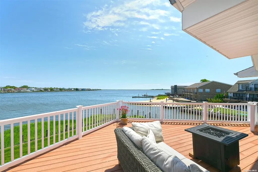 28 Harbor Place Massapequa NY 11758