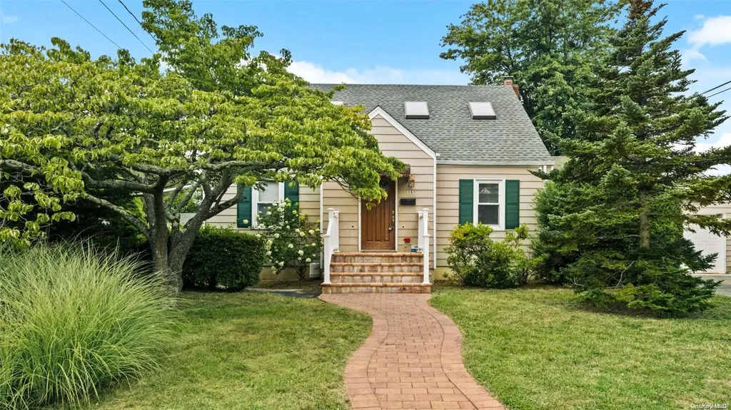 153 33rd Street Lindenhurst NY 11757
