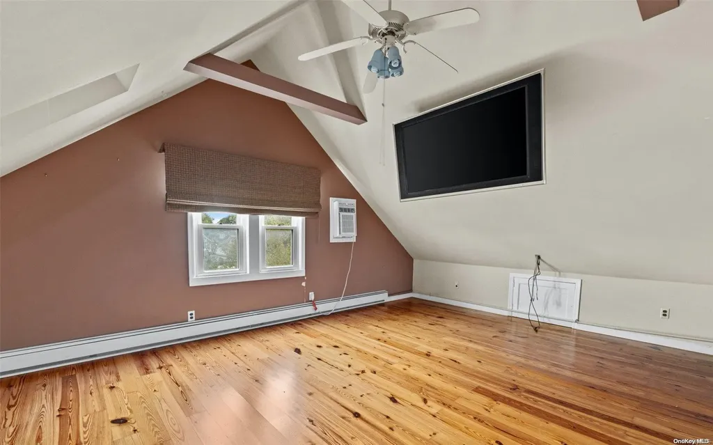 153 33rd Street Lindenhurst NY 11757