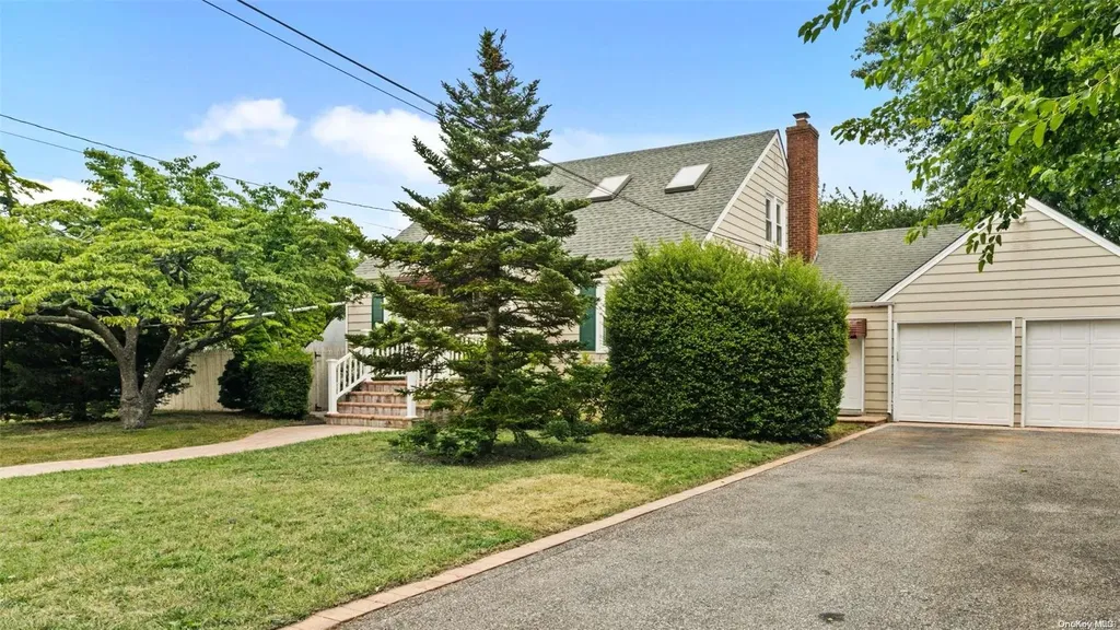 153 33rd Street Lindenhurst NY 11757