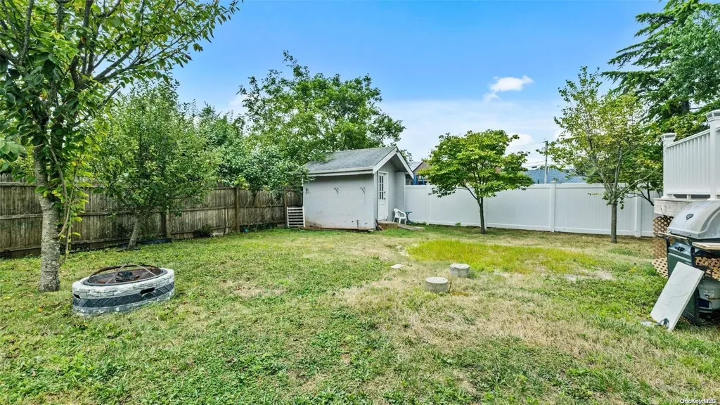 153 33rd Street Lindenhurst NY 11757