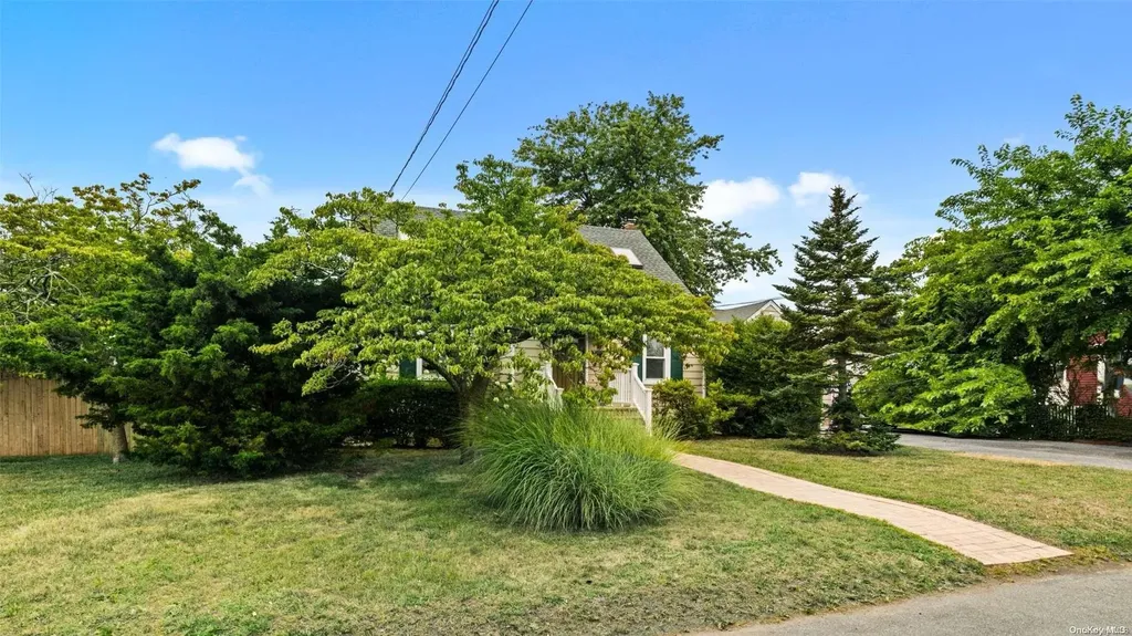 153 33rd Street Lindenhurst NY 11757