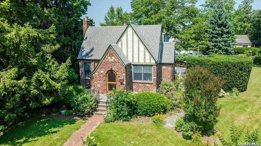 356 Lakeview Avenue E Brightwaters NY 11718