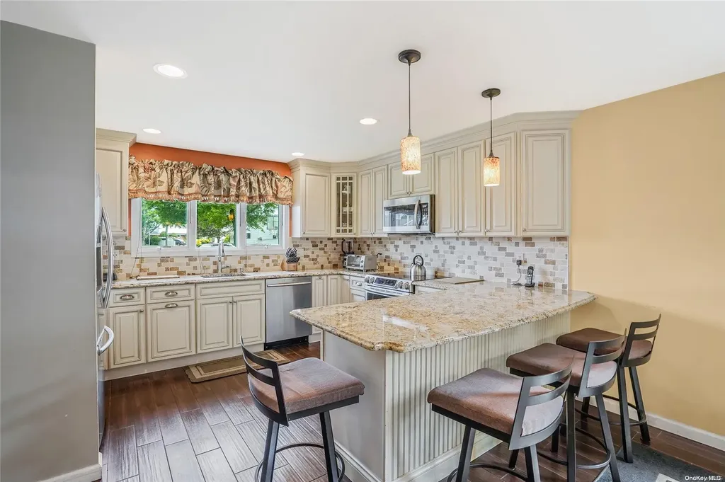 22 Page Lane Westbury NY 11590
