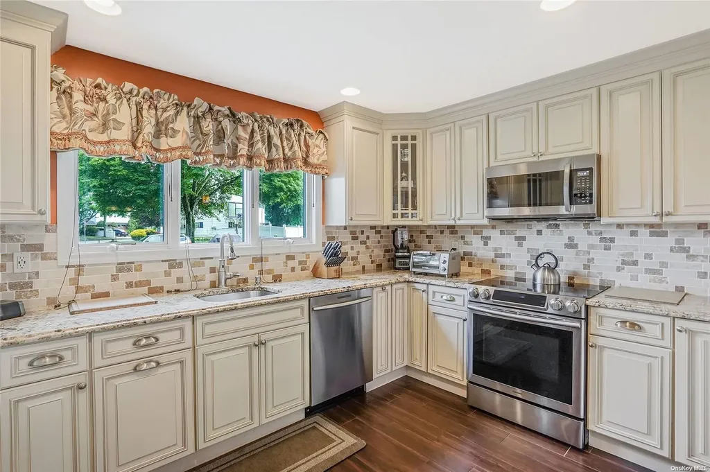 22 Page Lane Westbury NY 11590