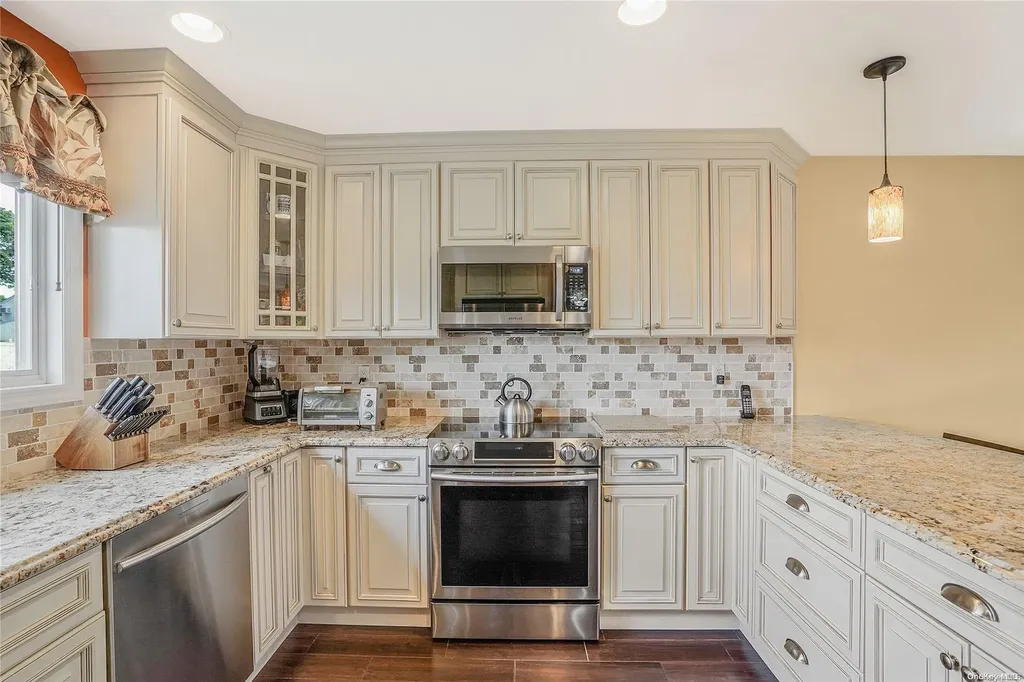 22 Page Lane Westbury NY 11590