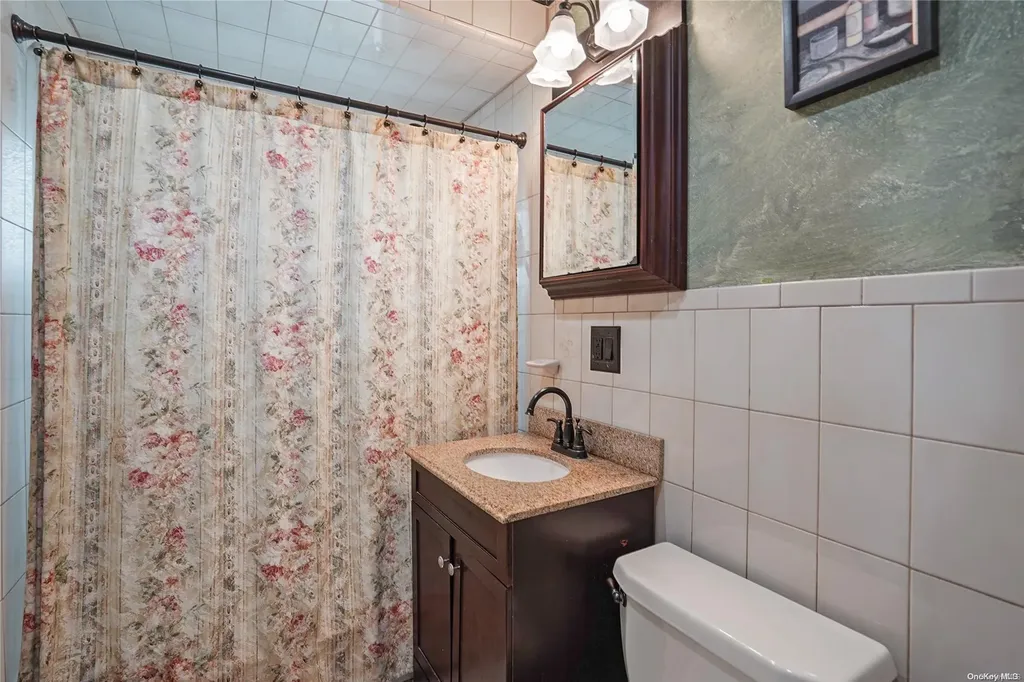 22 Page Lane Westbury NY 11590