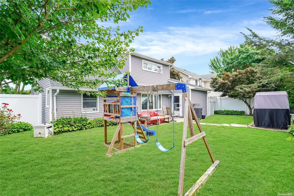 22 Page Lane Westbury NY 11590