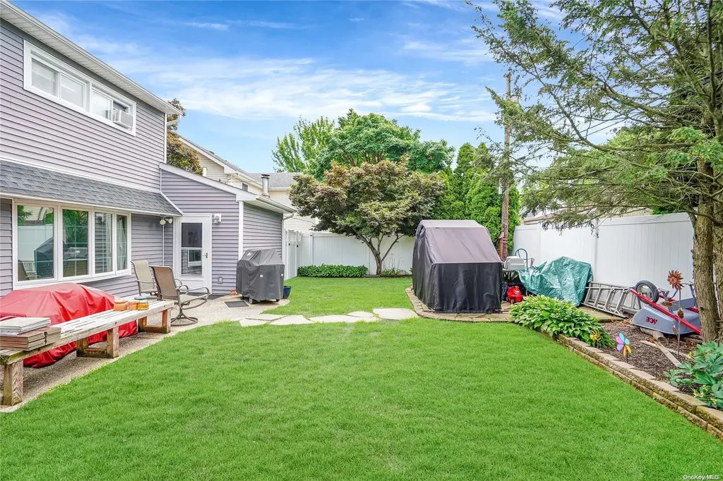 22 Page Lane Westbury NY 11590