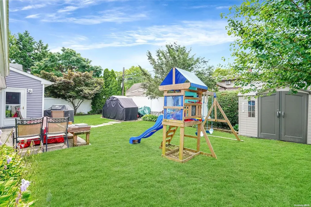 22 Page Lane Westbury NY 11590