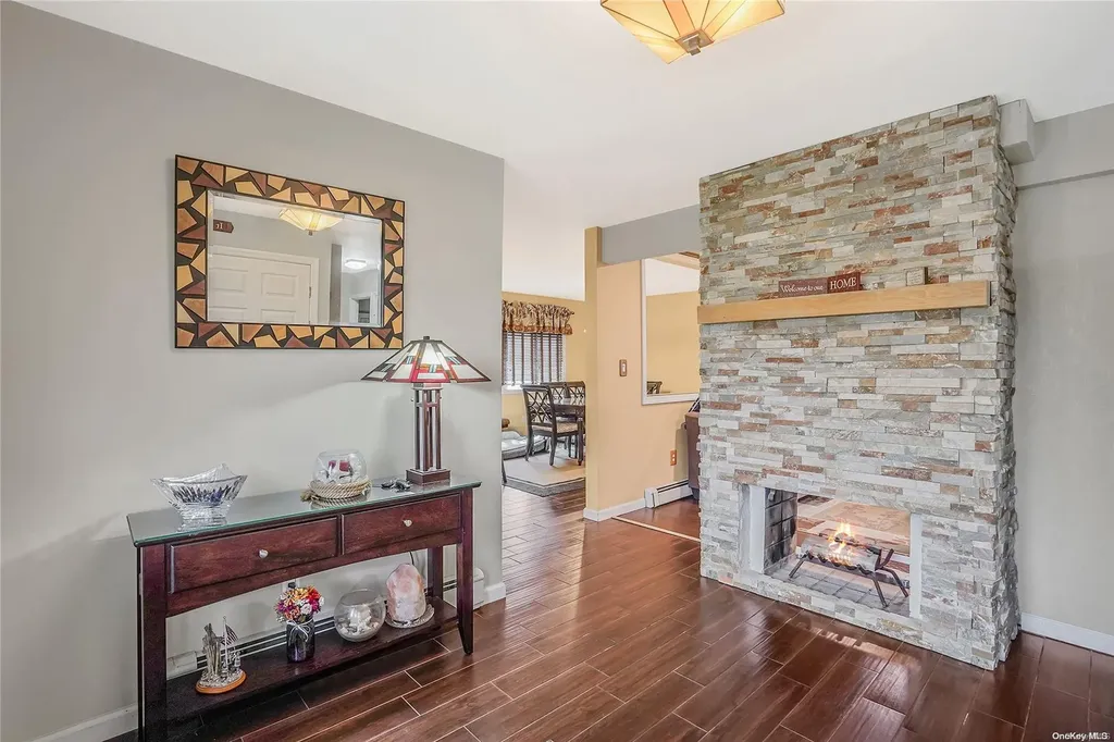 22 Page Lane Westbury NY 11590
