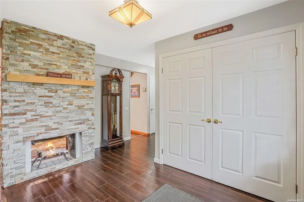 22 Page Lane Westbury NY 11590