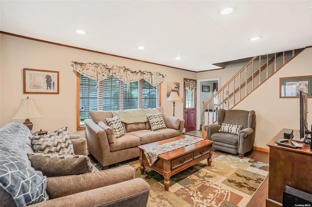 22 Page Lane Westbury NY 11590