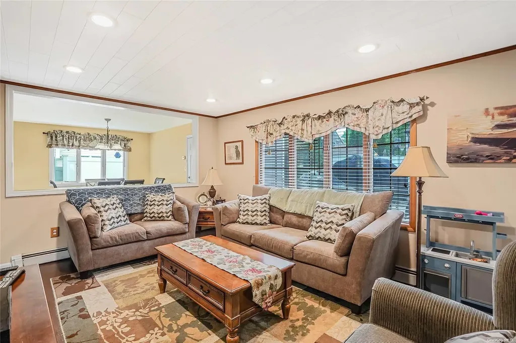 22 Page Lane Westbury NY 11590