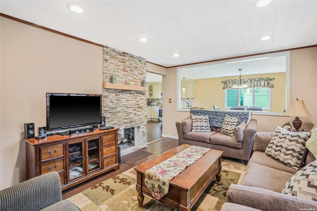 22 Page Lane Westbury NY 11590