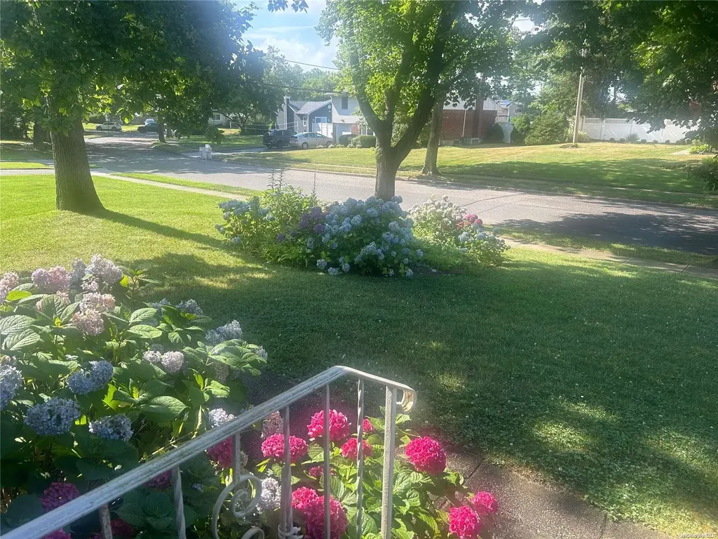 10 Dewey Road Commack NY 11725