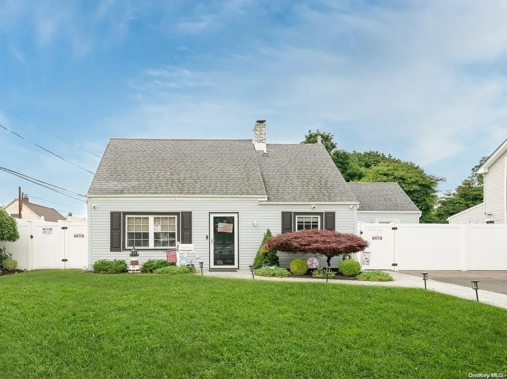 40 Quaker Lane Levittown NY 11756