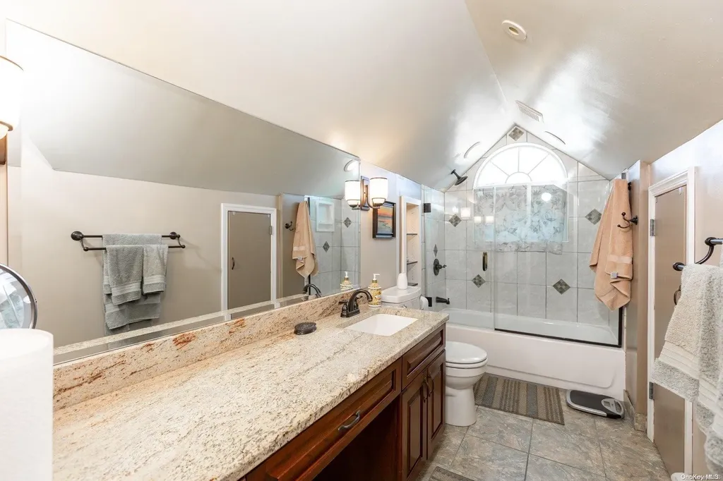 109 Venetian Boulevard Lindenhurst NY 11757