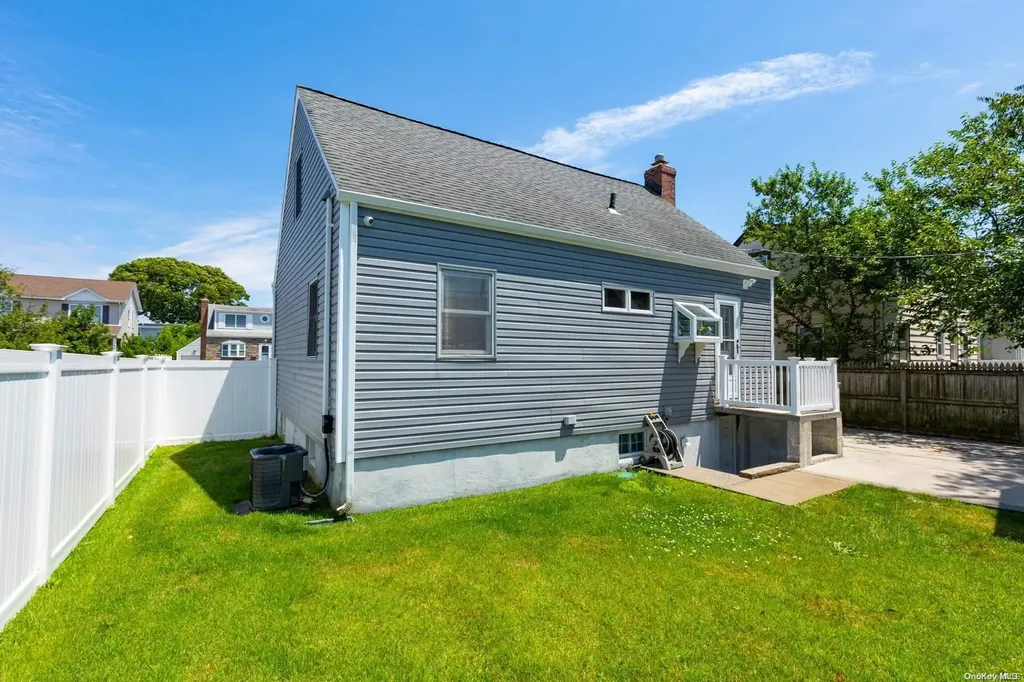 109 Venetian Boulevard Lindenhurst NY 11757