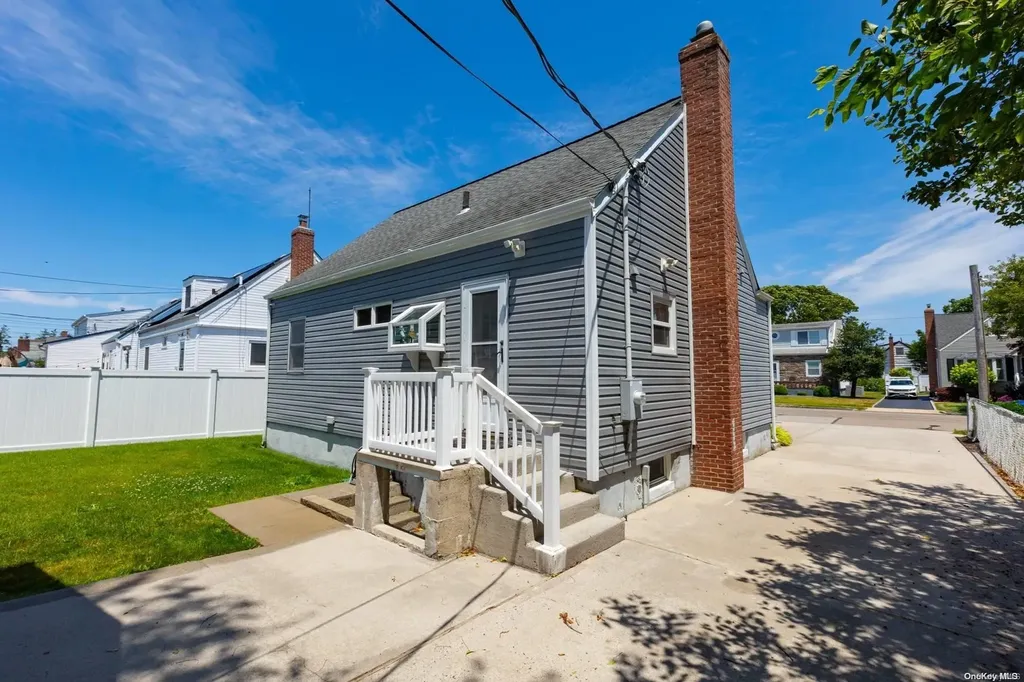 109 Venetian Boulevard Lindenhurst NY 11757