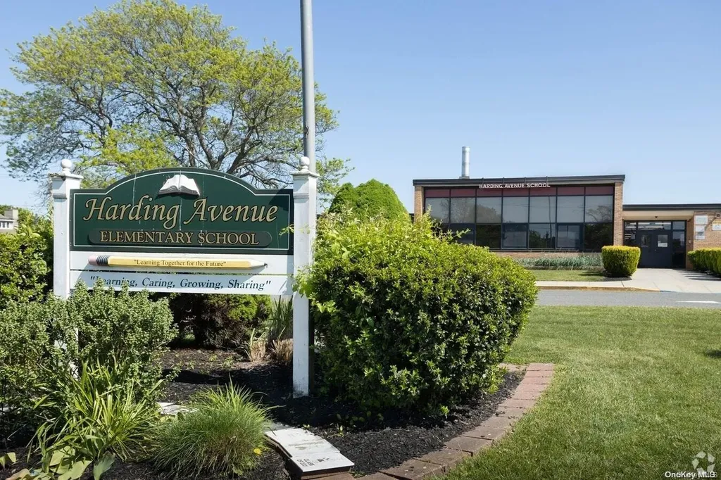 109 Venetian Boulevard Lindenhurst NY 11757