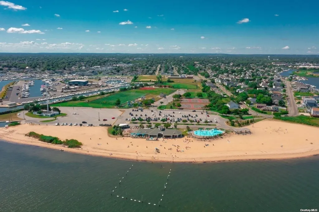109 Venetian Boulevard Lindenhurst NY 11757