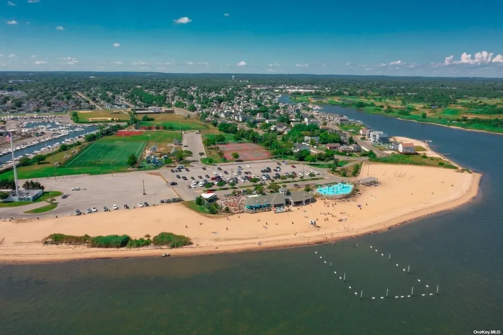 109 Venetian Boulevard Lindenhurst NY 11757