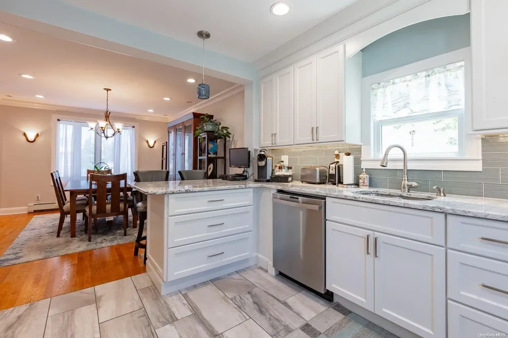 109 Venetian Boulevard Lindenhurst NY 11757