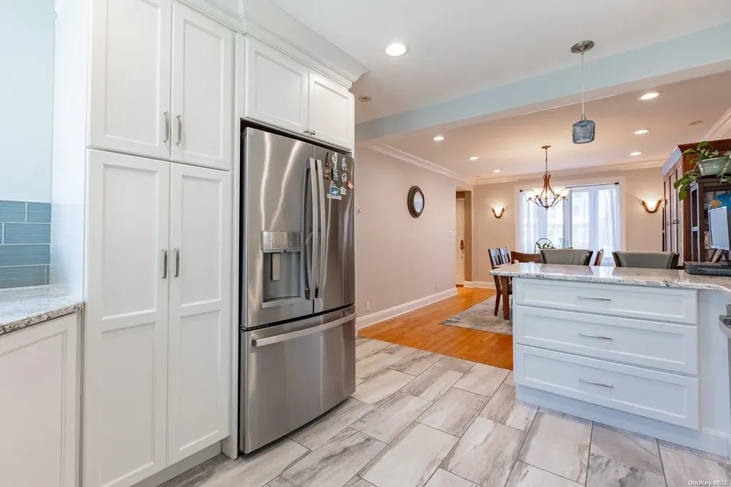 109 Venetian Boulevard Lindenhurst NY 11757