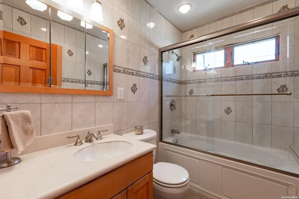 109 Venetian Boulevard Lindenhurst NY 11757