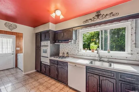 424 Spangle Drive North Babylon NY 11703